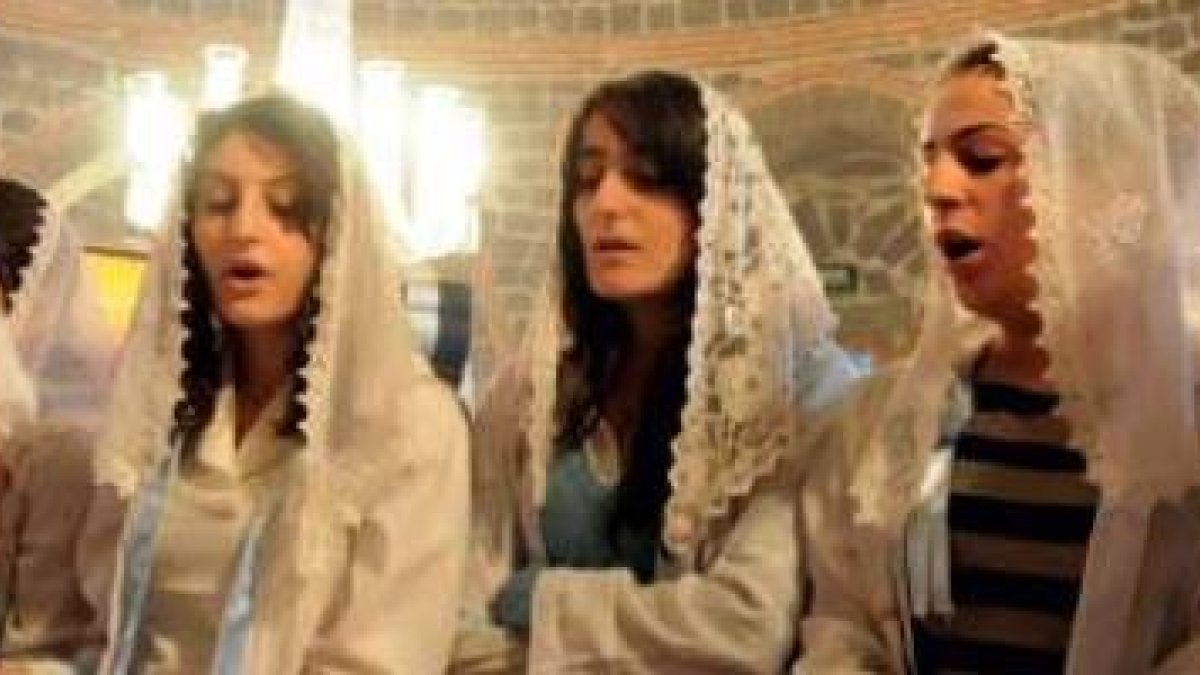 Cristianas de rito oriental cantan en un coro... algunas a veces acuden luego a la misa latina para disfrutarla porque les gusta
