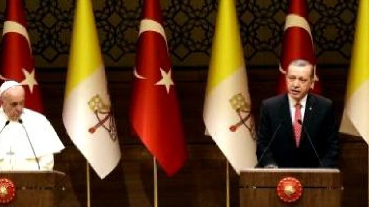 Erdogan y Francisco comparecieron ante la prensa y autoridades turcas... Erdogan aprovechó para hablar de islamofobia, Gaza y los kurdos