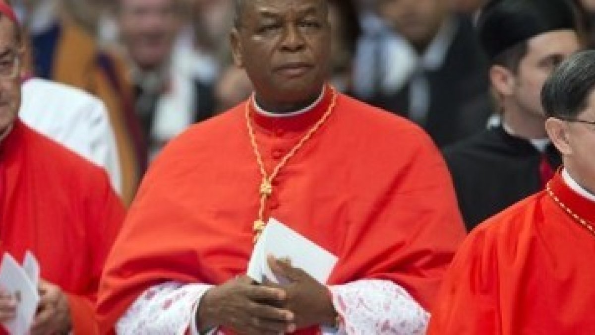 El cardenal maronita, el nigeriano y el filipino, con los ropajes cardenalicios