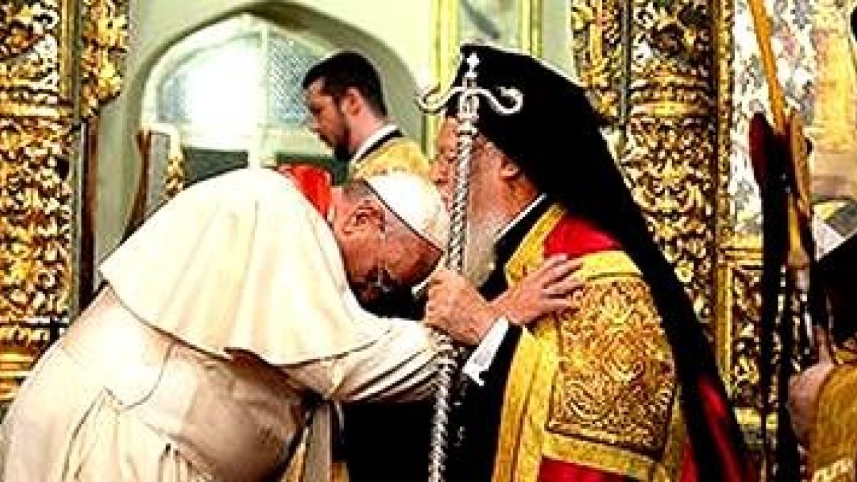 Francisco pidió una bendición a Bartolomé, que lo besó - simboliza la unión entre Pedro y Andrés, los hermanos de los que son herederos