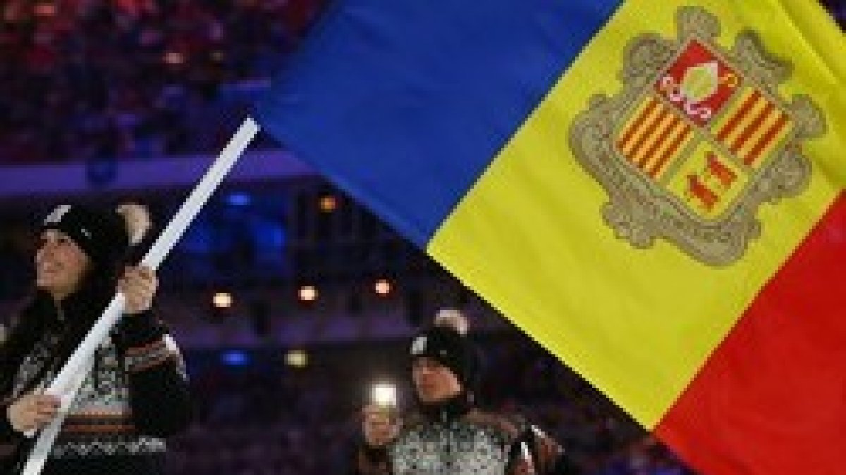 La esquiadora Mireia Gutiérrez con la bandera de Andorra en Sochi 2014 - el escudo muestra la mitra del obispo de Urgel