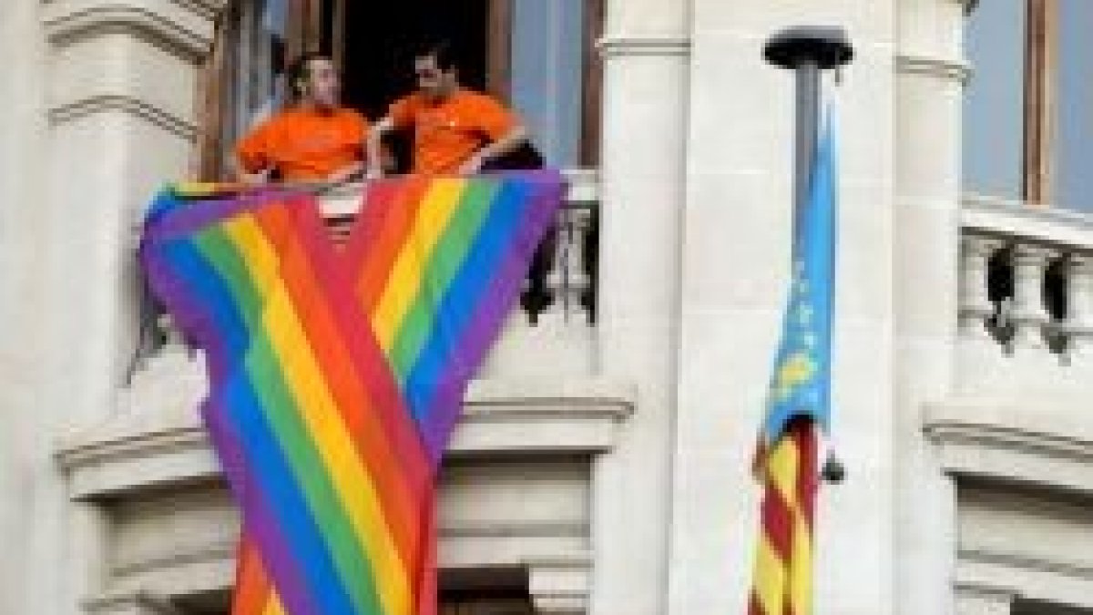 Operarios del lobby LGBT descuelgan la enseña gay el 17 de mayo de 2015 en el Ayuntamiento de Valencia, gobernado por el PP