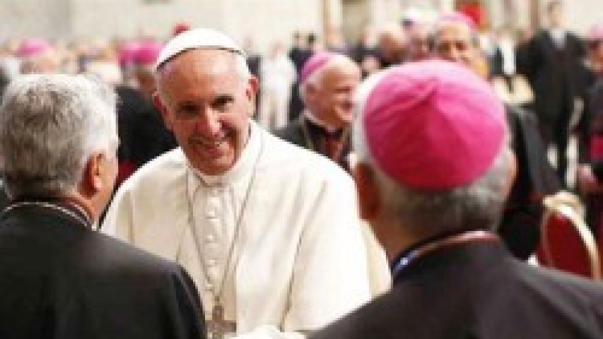 El Papa Francisco saluda a unos obispos italianos