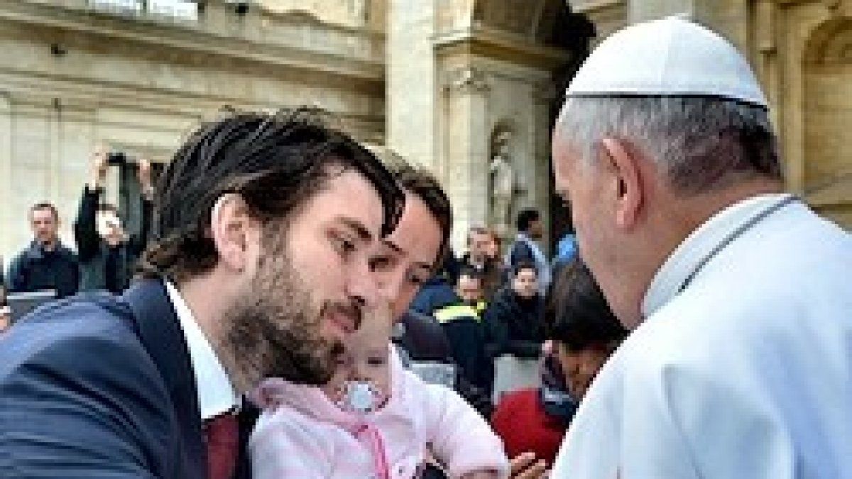 El director de Infovaticana, Gabriel Ariza, saludó personalmente al Papa durante una reciente audiencia general.