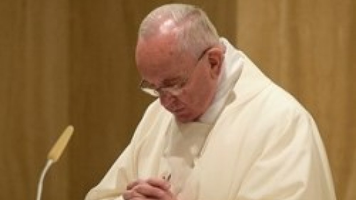 El Papa Francisco en la misa matinal de Santa Marta dirige la oración de los fieles