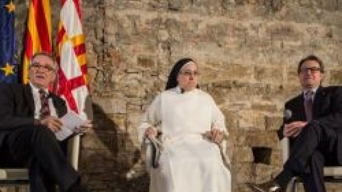 Caram, monja argentina e independentista, majestática entre el alcalde y el President de la Generalitat