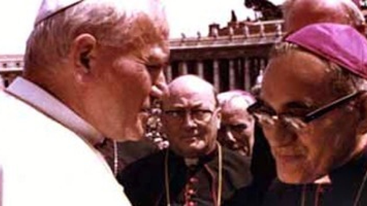 Monseñor Romero mantuvo en las cuestiones sociales una posición como la postulada por Juan Pablo II en Puebla.