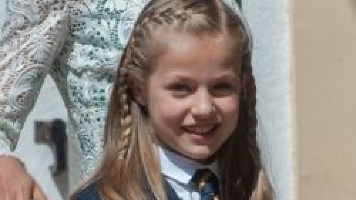 La Princesa Leonor saluda en el día de su primera comunión - es la hija mayor de Felipe VI y heredera del trono