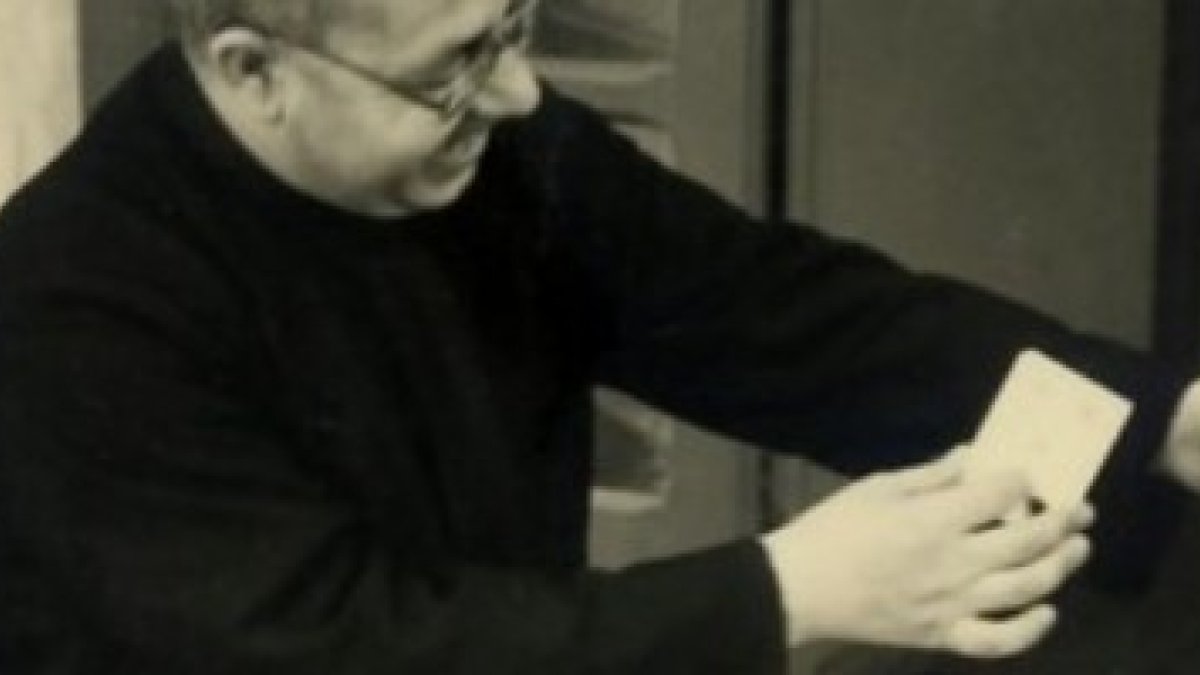 El padre Cimò usaba sus habilidades como ilusionista para recaudar fondos para las misiones y beneficiencia