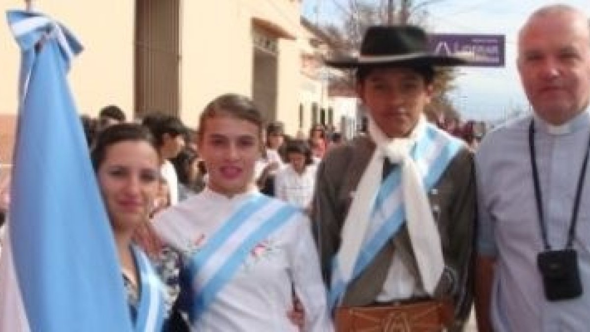 El párroco Alejandro Pezet en una fiesta local... el supuesto milagro eucarístico tuvo lugar en su parroquia del barrio de Almagro
