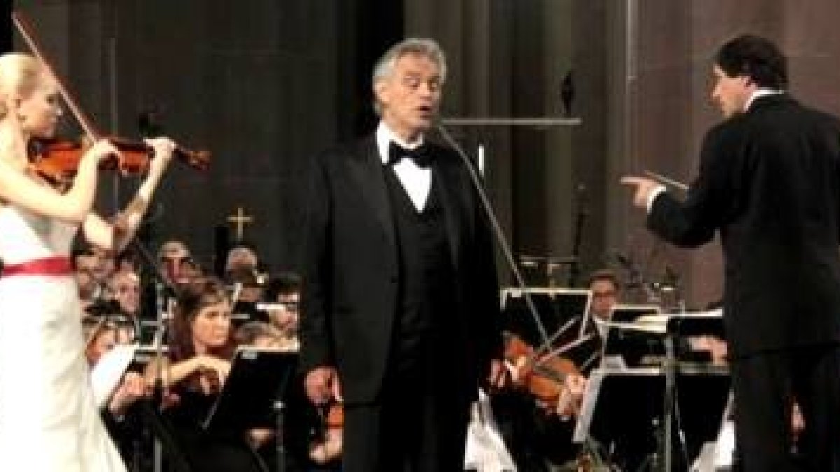Andrea Bocelli canta en la Sagrada Familia, junto a la violinista Anastasiaya Petryshak y el director Marcello Rota foto de Fabian Hochscheid