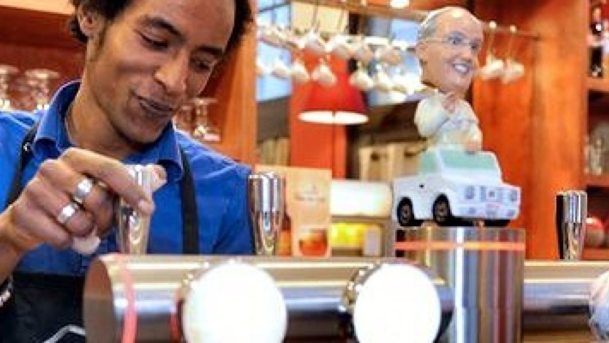 Tirando una cerveza en Le Comptoir de Cana, junto a un muñeco de Francisco.