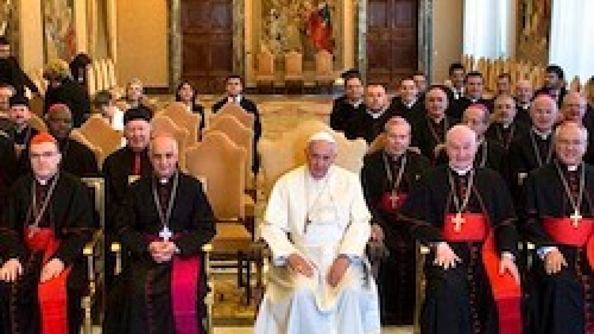 El Papa, con los miembros del Consejo Pontificio para la Nueva Evangelización, que preside el arzobispo Rino Fisichella.