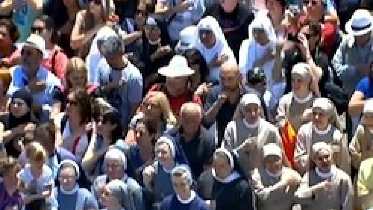 La abarrotada Plaza de San Pedro se santiguó dos veces al unísono como proclamación trinitaria.
