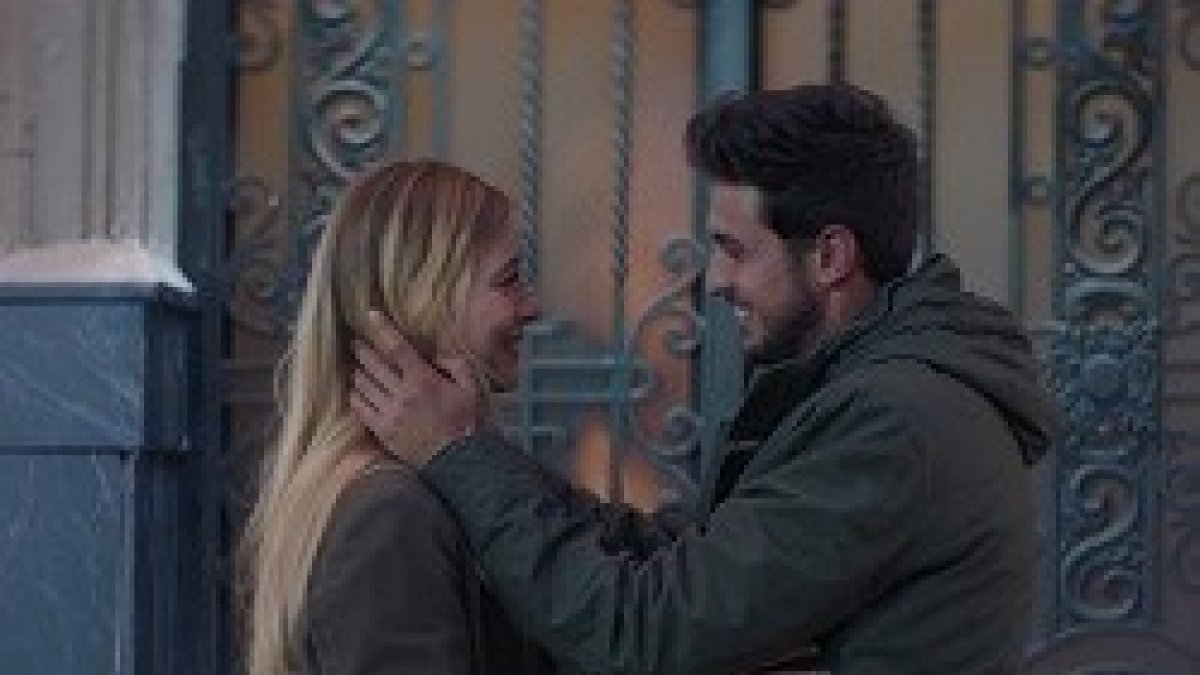 El anuncio de la lotería tiene como protagonista a dos jóvenes, una de ellas extraterrestre