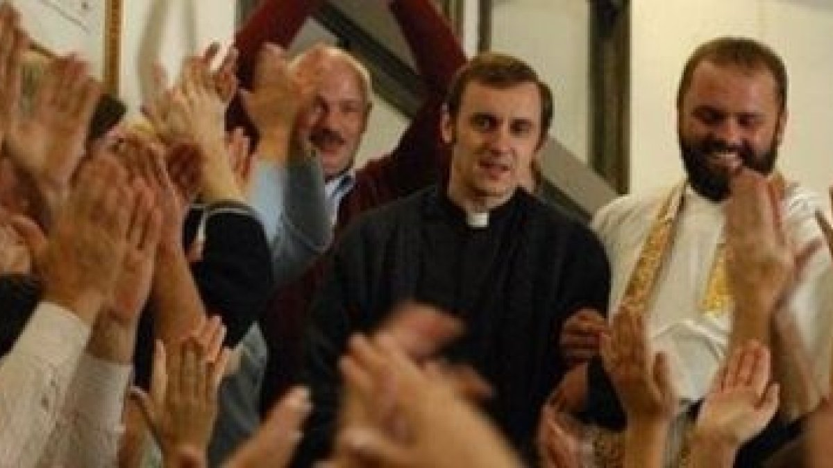 La gente aplaude al padre Popieluszko en la película polaco de 2009 - fue asesinado por el régimen comunista en 1984...