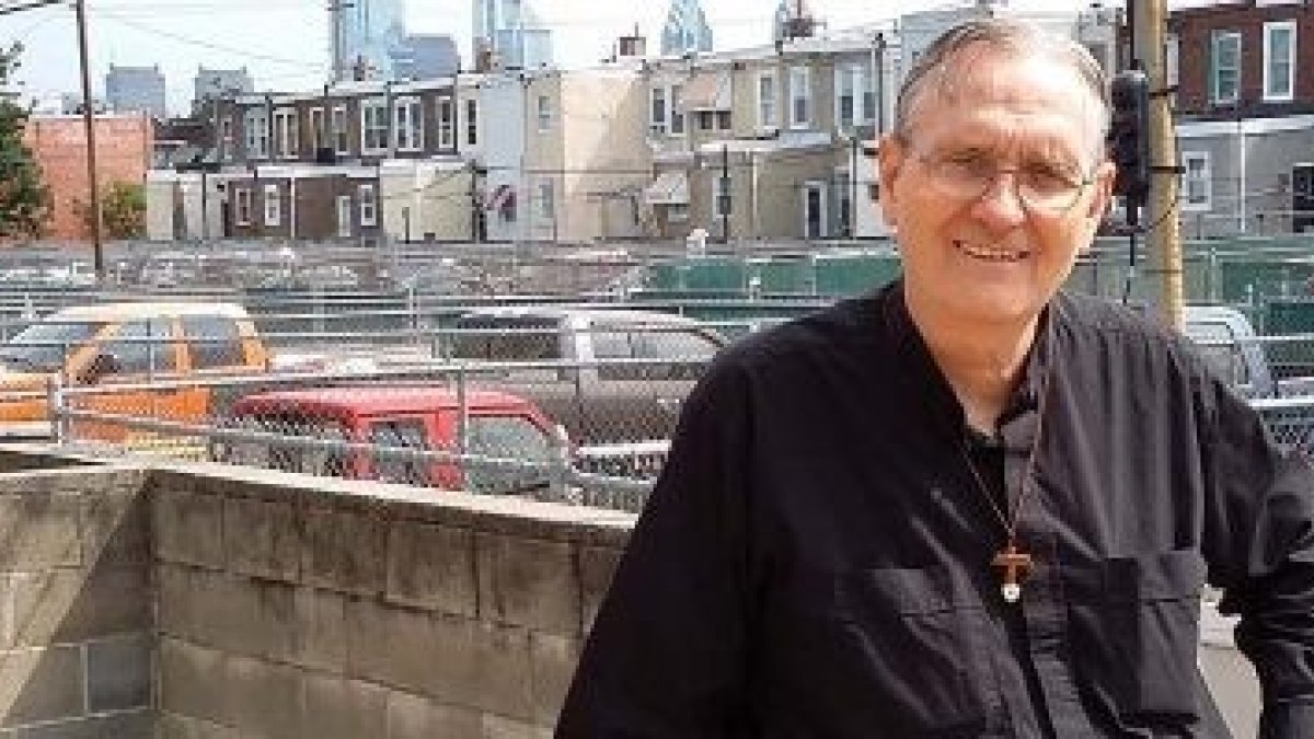 El padre Douglas McKay combina los sacramentos y oración con un programa de 12 pasos para que muchos dejen la droga