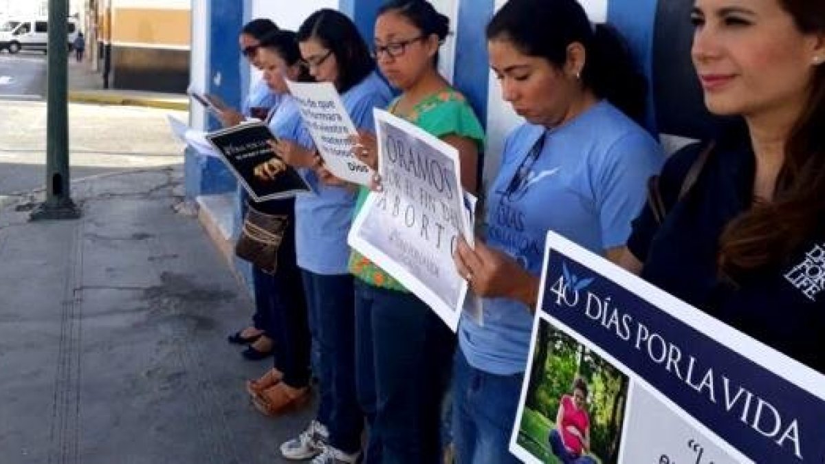 Mujeres rezan en 40 Días por la Vida ante un centro abortista de Mérida, México - hay en 350 ciudades