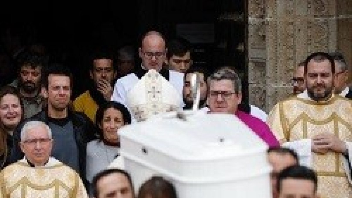 Los padres entraron y salieron de la catedral de Almería detrás del féretro de su hijo Gabriel