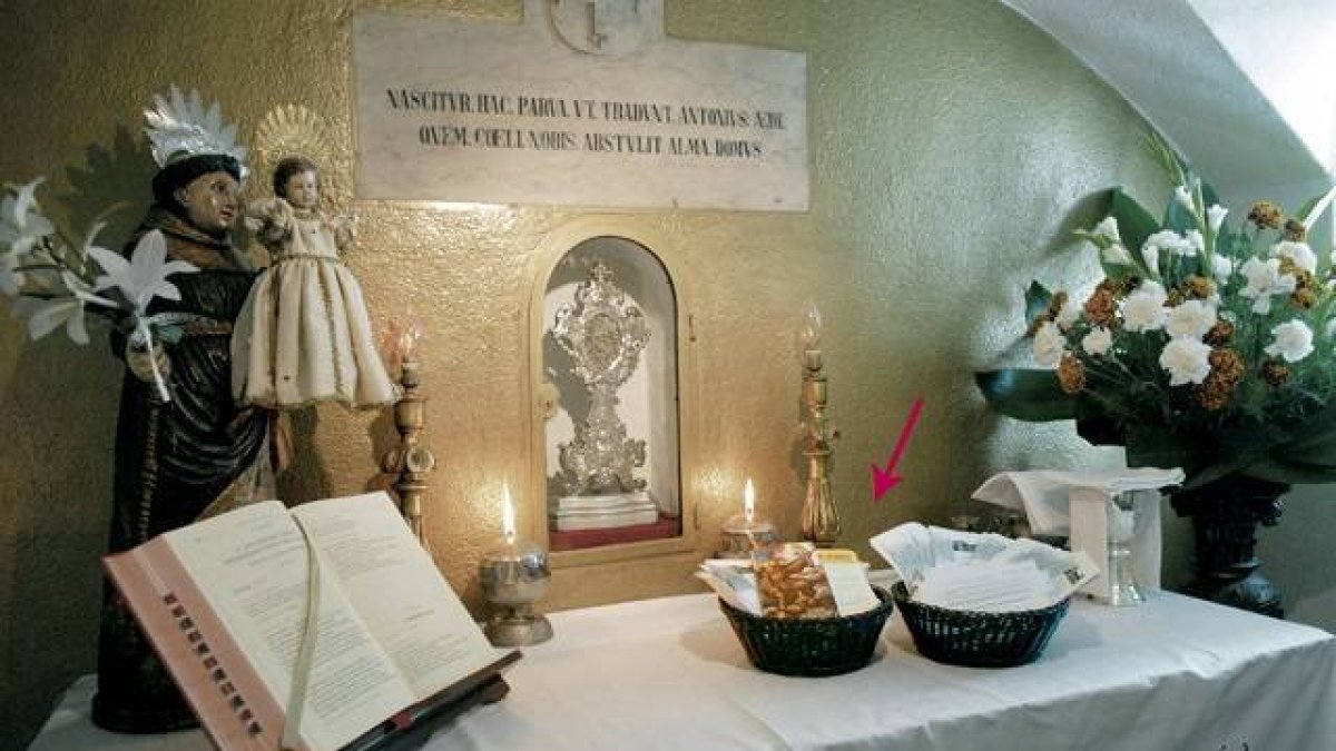 Este es el altar y la cesta en la que se depositan las intenciones por los difuntos que organiza