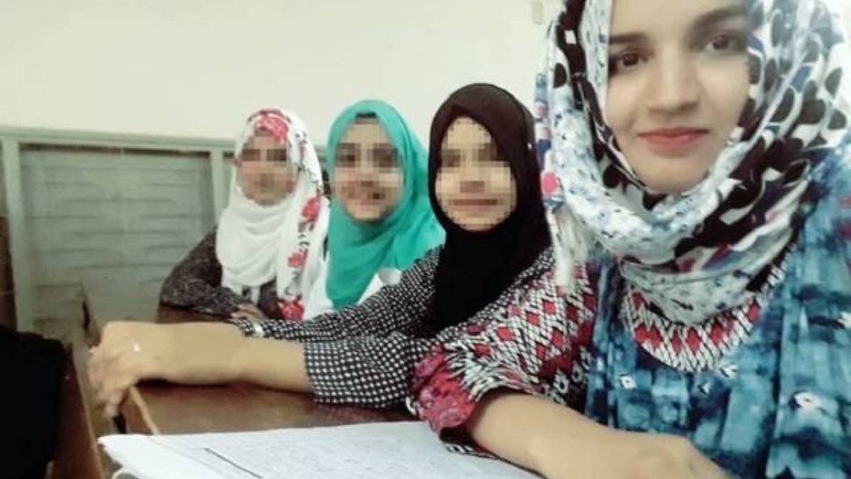 Kainut (en primer plano) con algunas de sus compañeras con las que estudia Medicina / ACN