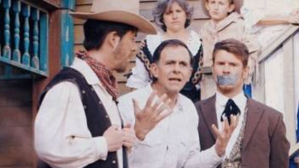 Cotelo tiene preguntas novedosas para plantear en la vengativa Hateful Town, ciudad de gatillo rápido