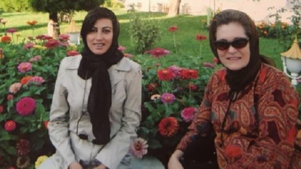 Nahid (a la izquierda) se convirtió del islam al catolicismo a los 25 años