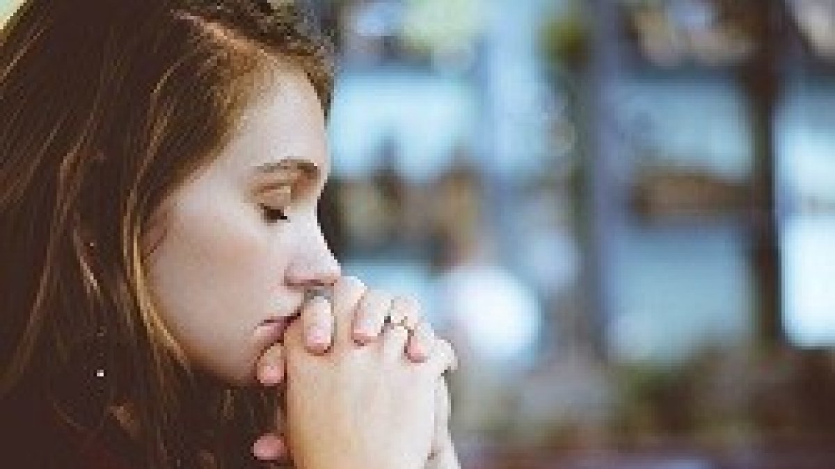 El artículo está dedicado únicamente a la oración