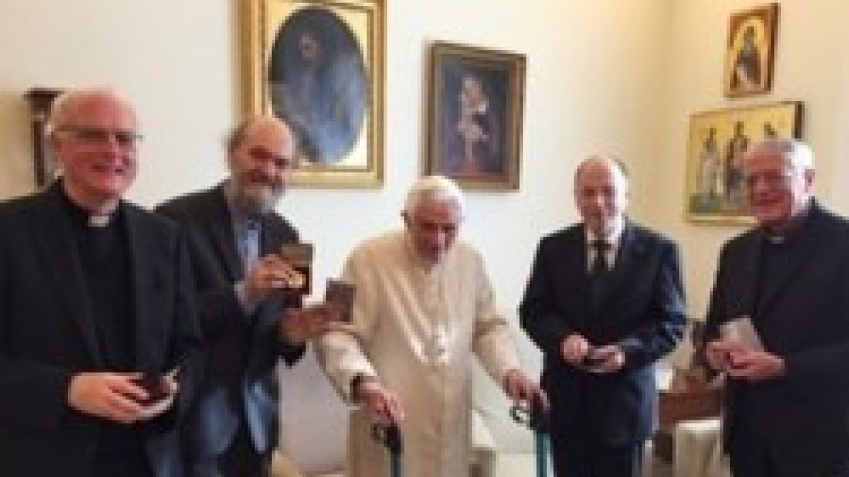 El músico estonio -barbudo- y los dos teólogos alemanes, junto con Benedicto XVI y el padre Lombardi