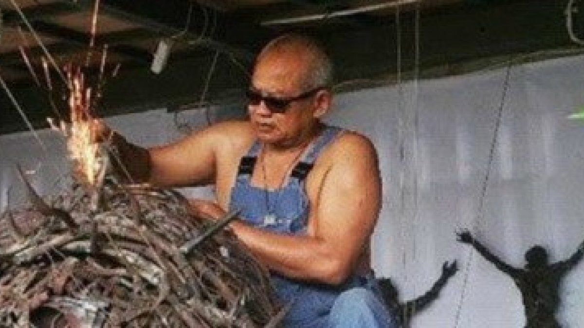 Sus esculturas están hechas de metal reciclado y trabaja también en un arrecife artificial