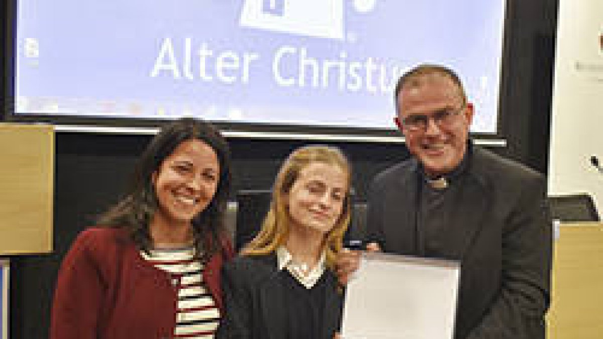 Don Gonzalo Ruipérez, párroco de san Juan de Dios, en Madri, recogiendo el galardon Alter Christus de pastoral social 2017