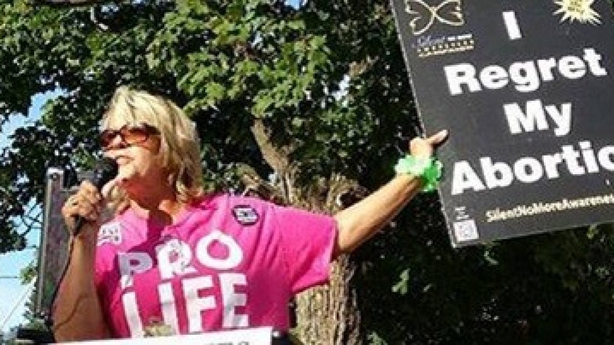 Leslie es conocida por llevar un cartel en las marchas provida que dice: 