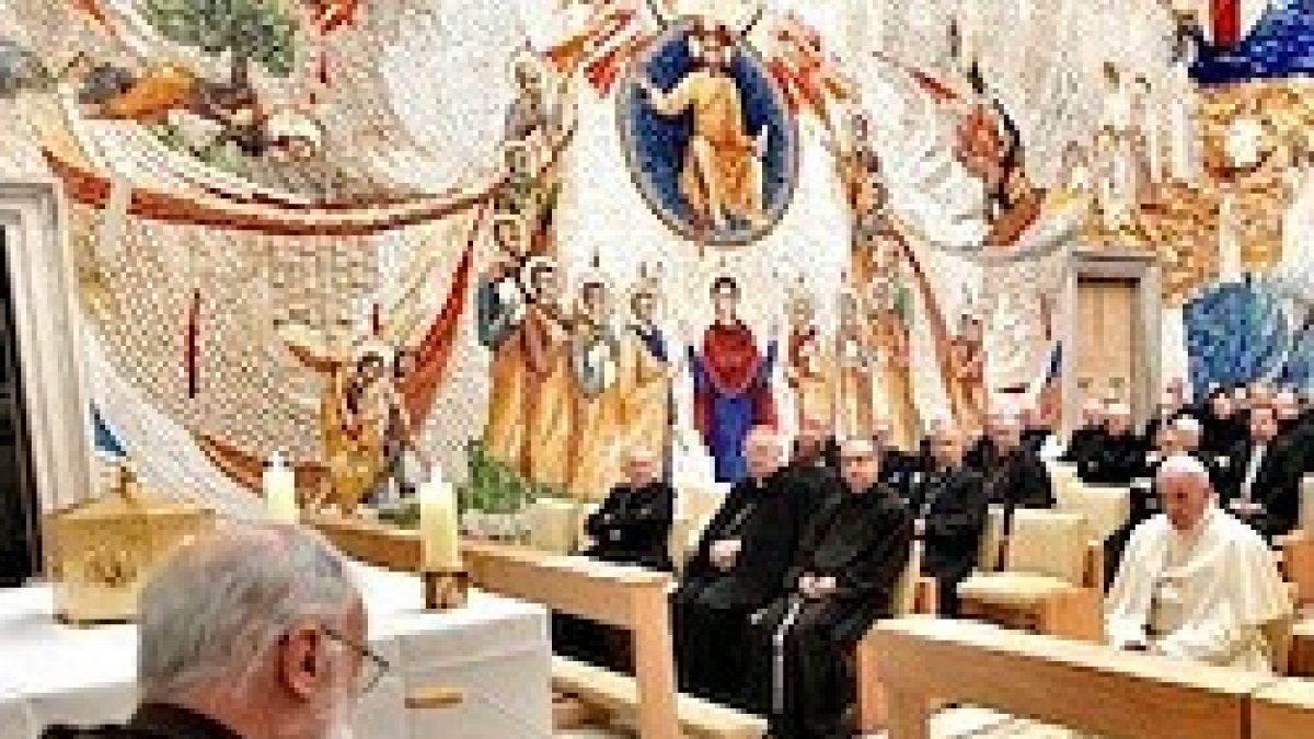 Toda la prédica del padre Cantalamessa giró en torno al recordatorio de San Pedro en los Hechos: hay que obedecer a Dios antes que a los hombres.