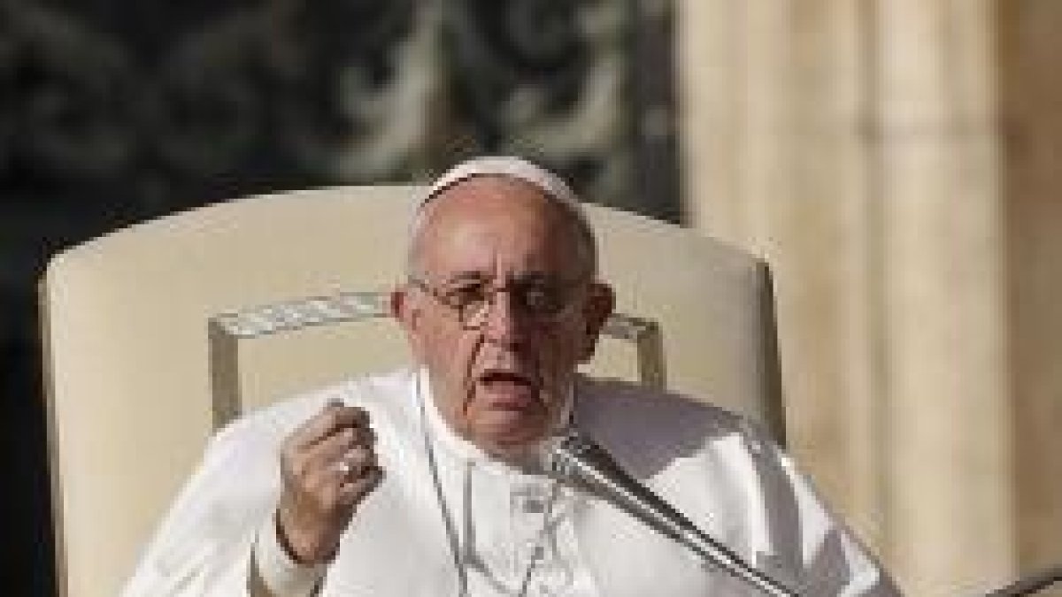 El Papa pide recogimiento y seriedad en misa, cuando se hace memorial de la Cruz