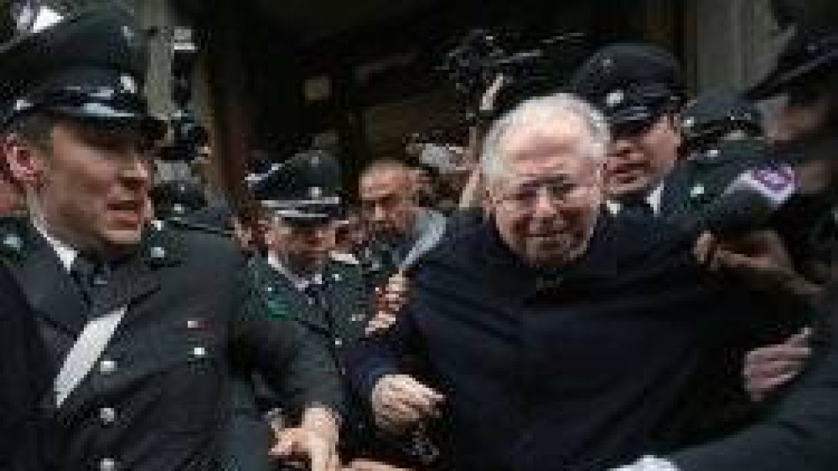 Karadima con la policía chilena - para el Estado, sus delitos han prescrito; la Iglesia le ha condenado a una vida de penitencia