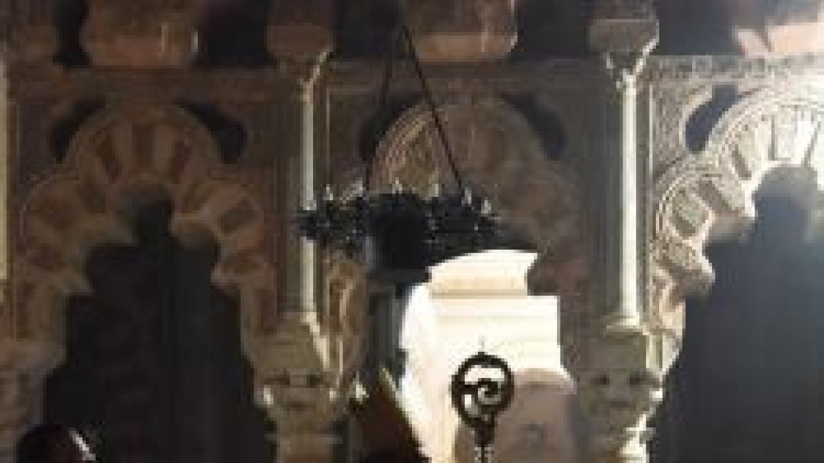 El arzobispo Asenjo, de Sevilla, con el báculo episcopal, en la catedral de Córdoba