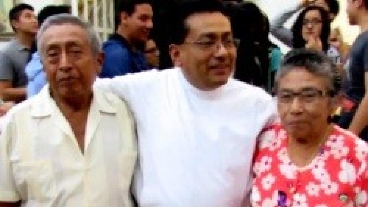 Francisco Mukul con sus padres; cumple 25 años de sacerdote