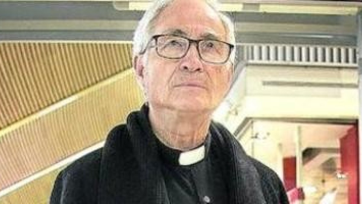 Urbano Monedero es el capellán del aeropuerto de Barajas, y párroco en un pueblecito