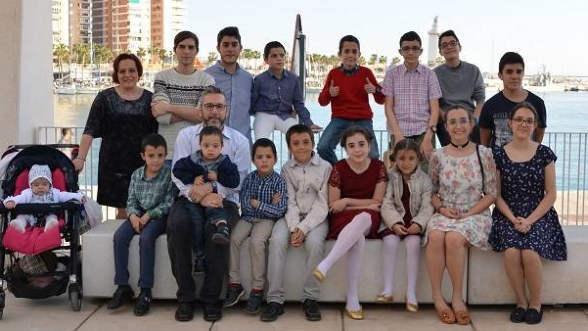 Ángel y Carmen tienen 16 hijos: Carmen Celeste, Ángel Salén, Juan de Dios, Clara Estrella, Salvador, Isaac, Pedro Andrés, Ezequiel, Abigail, Rafael, Francisco José, Martín Nicolás, Guadalupe, Santiago, Leonardo y Belén.