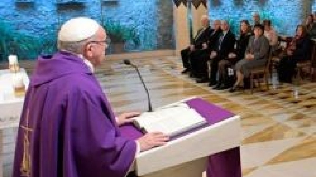 El Papa animó a mirar el crucifijo y a rezar a Cristo en la cruz