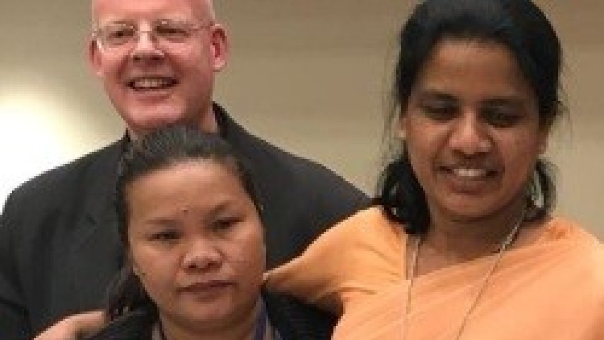 Sor Annie, con sari y colgante, junto a otros activistas contra la trata