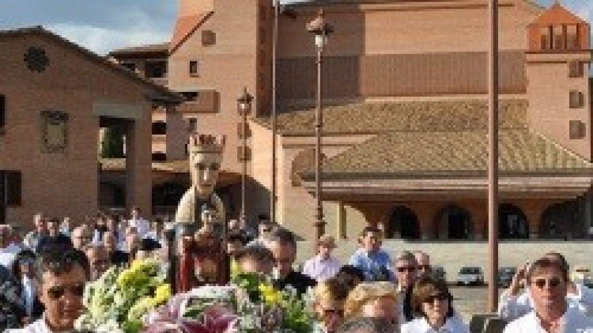 Peregrinos llevan la Virgen de Meritxell, patrona de Andorra, por el santuario de Torreciudad, en Huesca