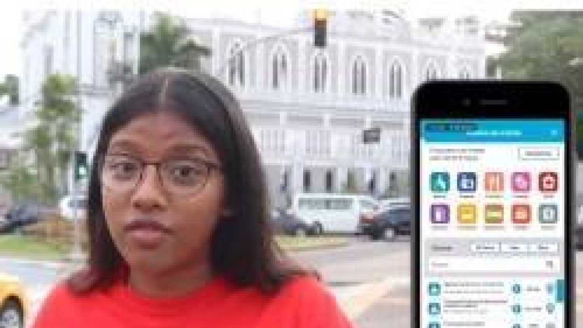 Una voluntaria de la JMJ Panamá 2019 con su JC Go va cazando santos, figuras bíblicas y otros premios por las calles de la ciudad