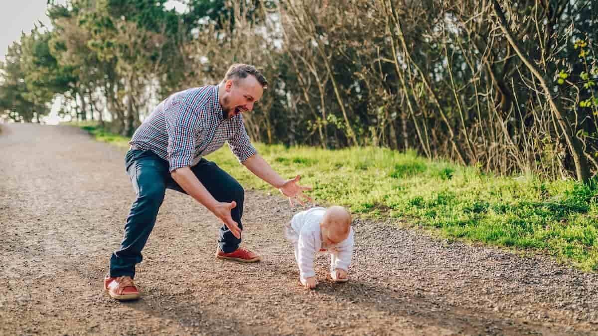 Ellos ya te ven como un héroe. Se trata de serlo para no defraudar sus expectativas. Eso no implica ser perfecto, pero sí un compromiso definitivo. Foto: Peter Dlhy / Unsplash.