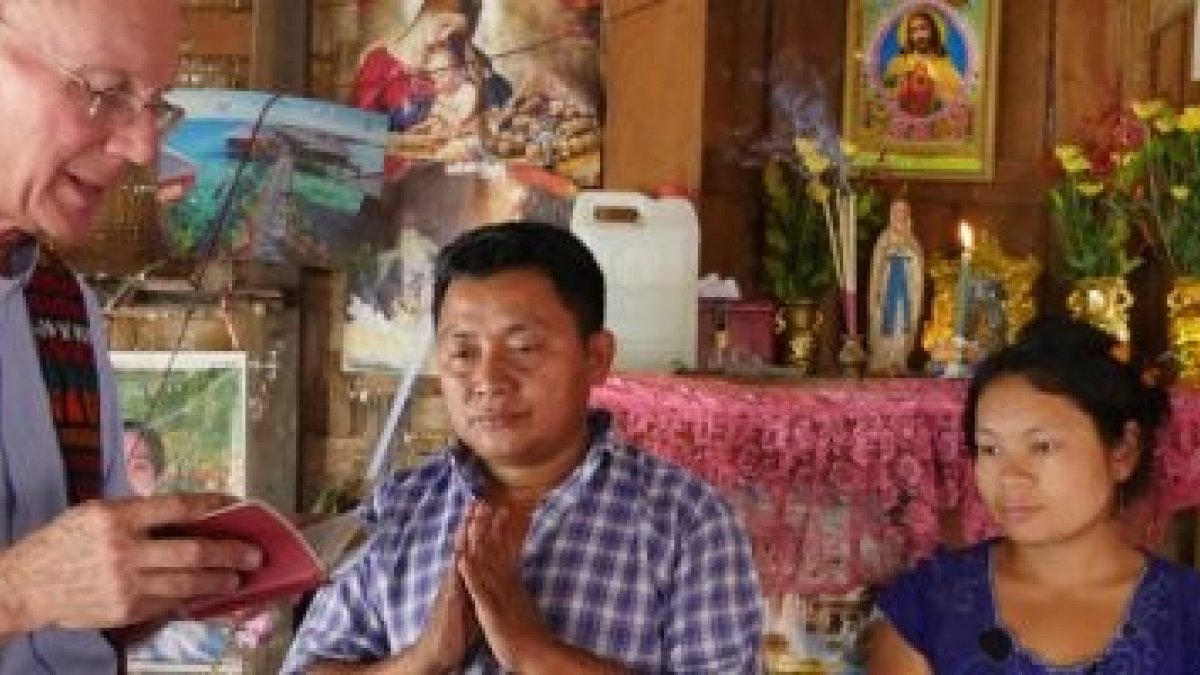 Un sacerdote norteamericano de la congregación de Maryknoll visita un barrio de chabolas y desplazados en Myanmar