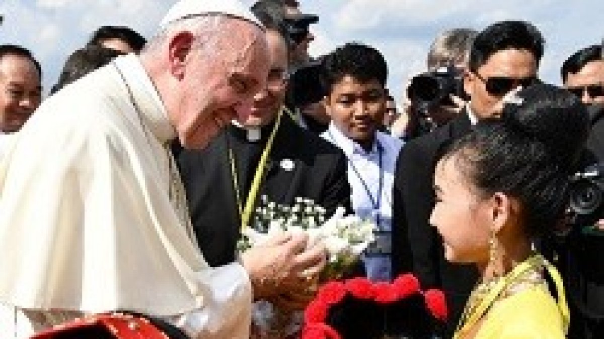 El Papa llegó a Myanmar, donde descansará el resto del día