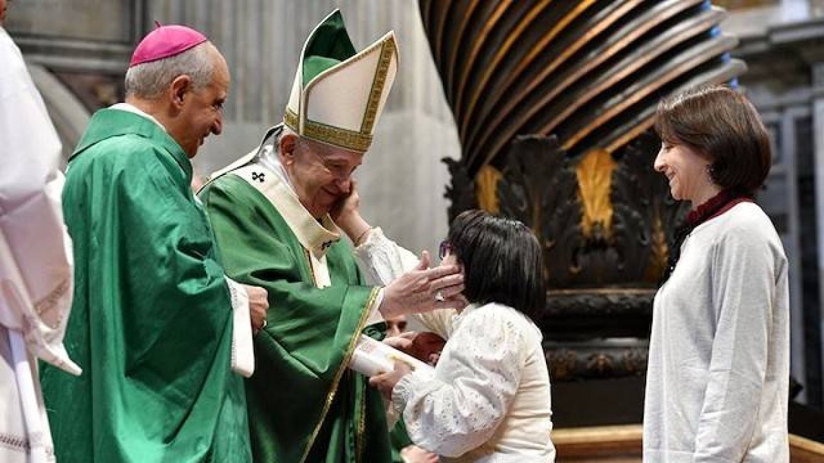 Al finalizar la misa, el Papa regaló algunos ejemplares de la Biblia.