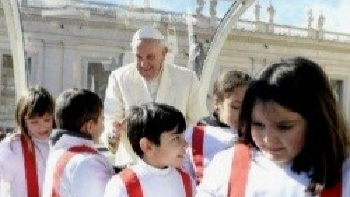 Unos niños acompañaron al Papa desde el Papamóvil hasta el inicio de su catequesis