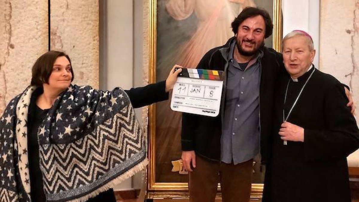 José María Zavala, durante un momento del rodaje de «Wojtyla», junto monseñor Jan Zajac, obispo auxiliar emérito de Cracovia.