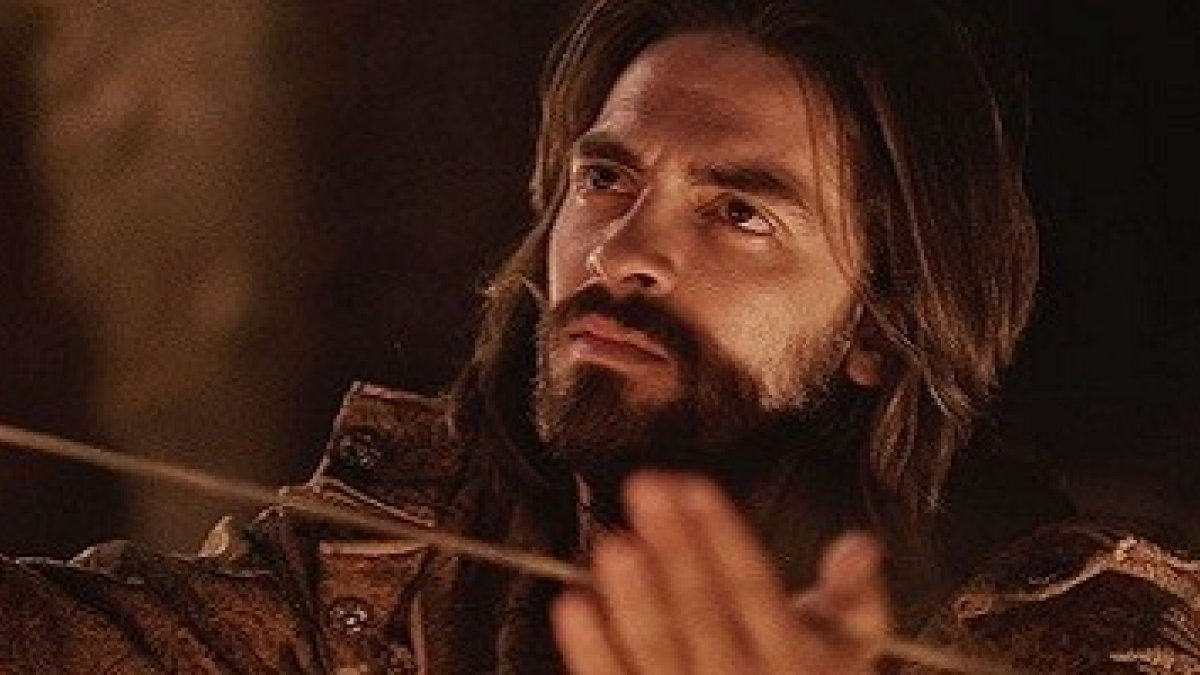 San Ignacio (Andreas Muñoz) entrega su espada a la Virgen de Montserrat, en una escena de Loyola (2017), de Paolo Dy.